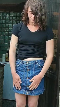 Striptiz yapıyor ve mastürbasyon yapıyor!