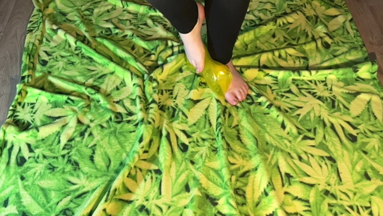 BeachBallsDuo: (cr-9) Bigbootylucy Stomps Beach Toys Barefoot 1