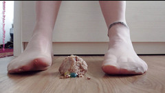 Carmen_Nylonjunge: I piedi in nylon si divertono con candy ** schiacciamento **