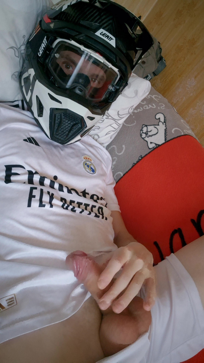 Sneakersmax98: O cara está vestindo um uniforme de futebol e Mxhelmet...