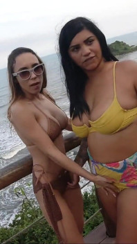 Ja i mój przyjaciel całujemy się na plaży