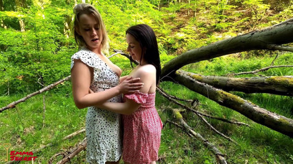 Emma Secret: Wtf - trío caliente al aire libre