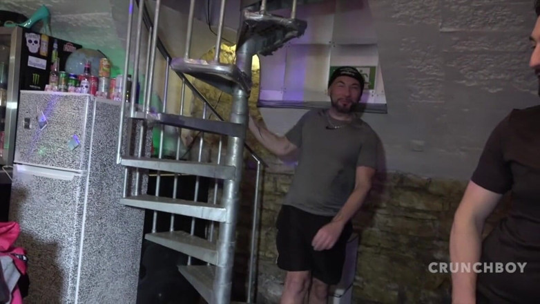 Recent bareback porn from France: De twink Kevin kont rauw geneukt door Heiry Wolf
