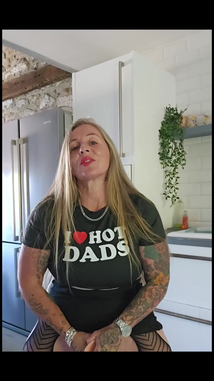Kitty James: Fisting Spielzeug pissen