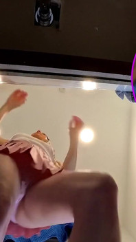 La bella e calda studentessa arrapata mostra la sua figa carnosa sotto la sua minigonna e mostra un culo nudo