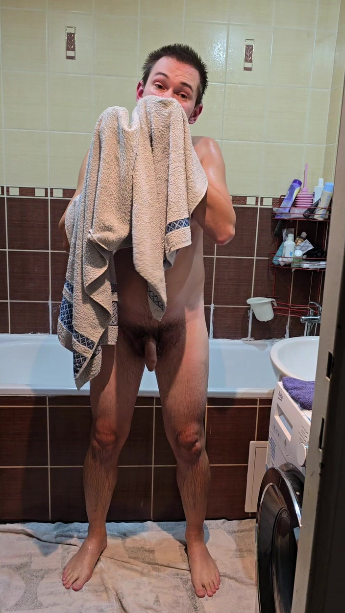 Fap_man93: Mandi sendirian - pria dengan berbulu lagi asik muasin memeknya pakai...