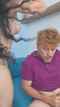 Mi psicóloga es una sexy milf que me ayuda a olvidar a mi ex novia dándome una exquisita mamada.
