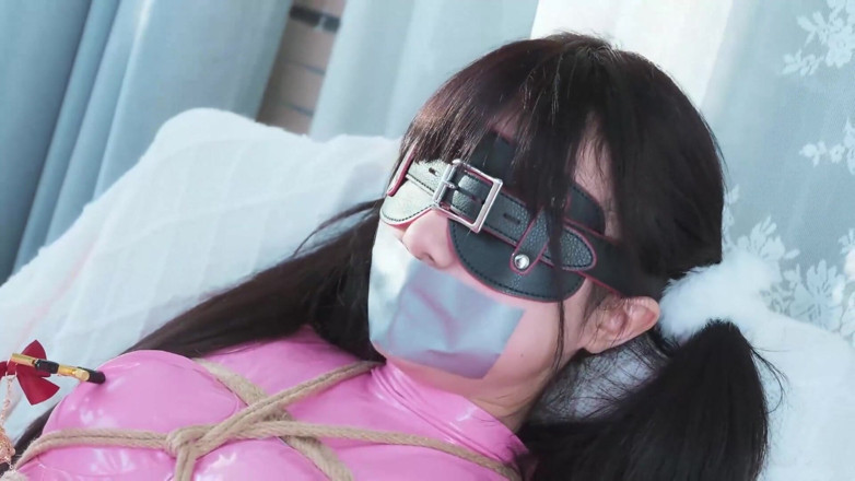 Aisan girl bondage: Ms17- 소녀를 개그하고 그녀의 투쟁을 만들기 위해 덕트 테이프를 사용