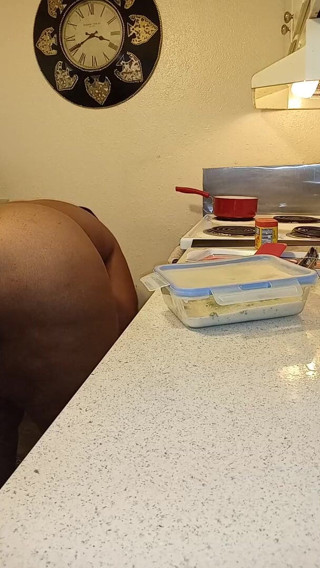 Cosmicrose 678: Naked dinner by cougar