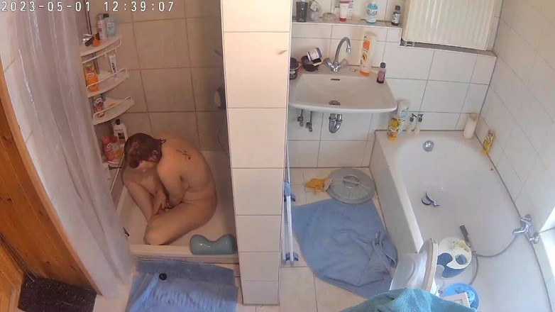 KittieNoOne: Weer betrapt op masturberen onder de douche