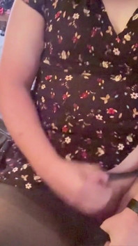 Gadis trans dengan gaun pendek dan stoking ketat lagi asik masturbasi