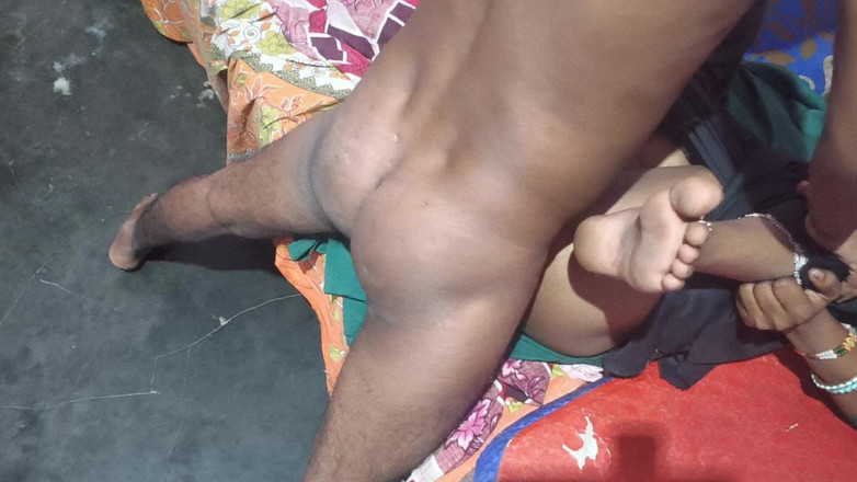 Sobha rani: 2025年最佳3P性爱：- rahul在同一张床上操了他的女朋友和妻子，一起享受三人性爱