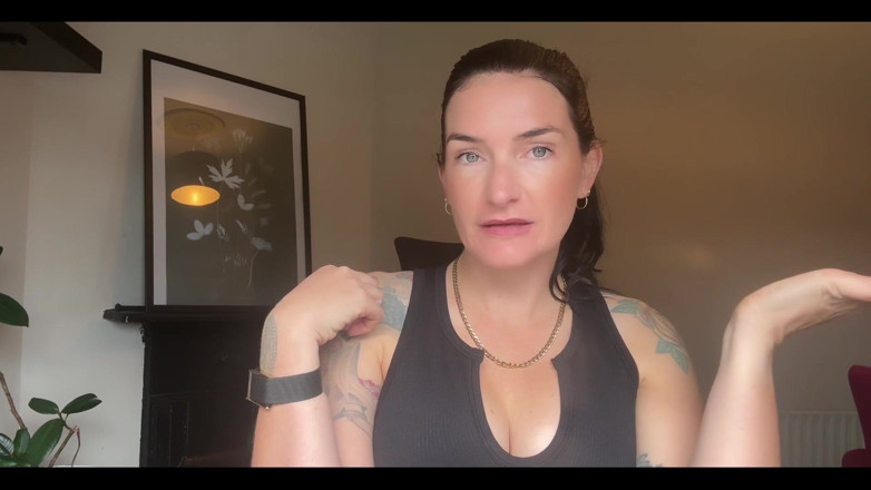 Adreena Winters: Neredeyse Locktober oluyor. Yani yarağın kilitli olacak ve cüzdanın açık...