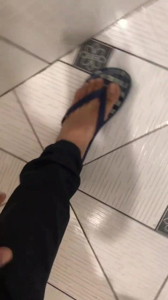 Henrik Hung Camboy: Pissing