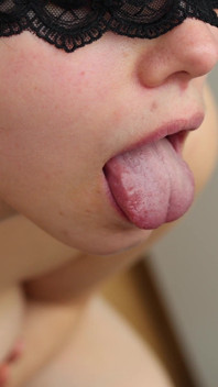 Närbild Amatör avsugning cumshot och sperma svälja