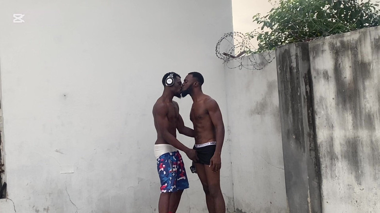 BlackDanie_production: Дві гарячі кралі трахаються без презерватива