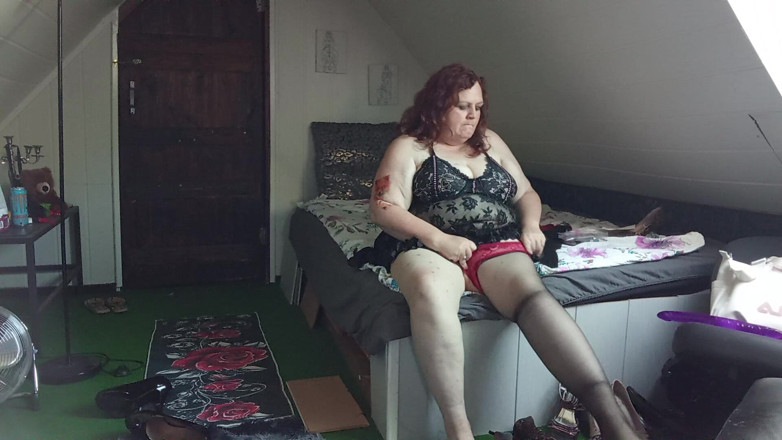 tammara big: Putting on New Nylons