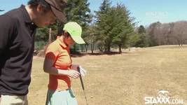 Nette asiatische teen-mädchen spielen strip-golf