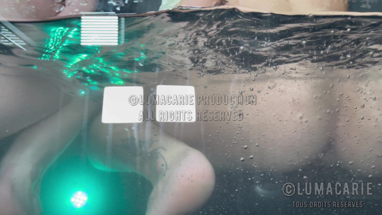 Lumacarie: Zwei Lesben in der Badewanne