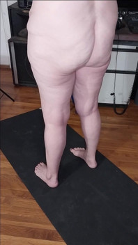 Mañana de yoga desnuda con madura caliente!