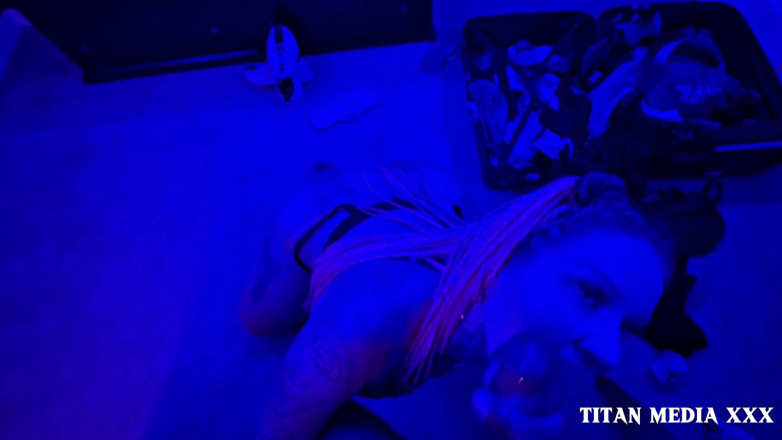 TITAN MEDIA XXX: Mamă sexy mare și frumoasă distruge o pulă neagră masivă și are...