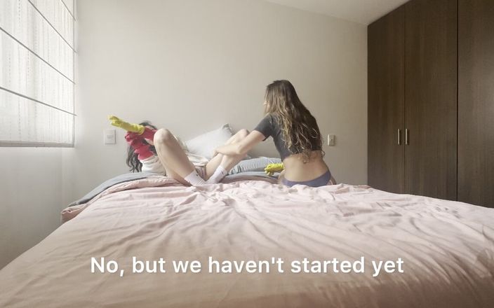 scarlettandc: Twee vrouwen spelen elkaar billenkoek en kietelen met hun rubberen...