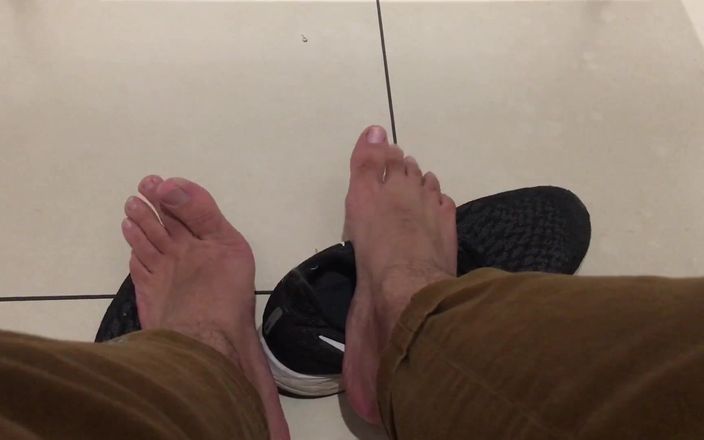 Manly foot: Publiczna toaleta - testowanie, aby sprawdzić, czy facet na stoisku obok...