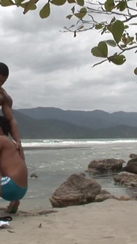Ngentot cewek semok latin dan cowok berondong di pantai