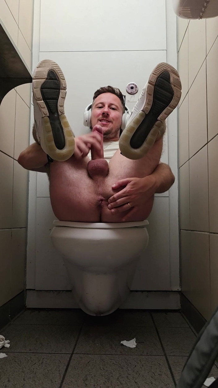 gaynaughtywelsh: Jeux dans des toilettes publiques