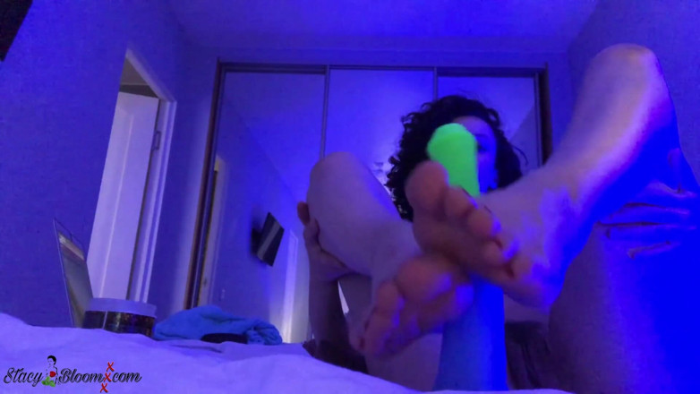 Stacy Bloom: Brunette masturbate pussy and anal huge dildos - triple penetration