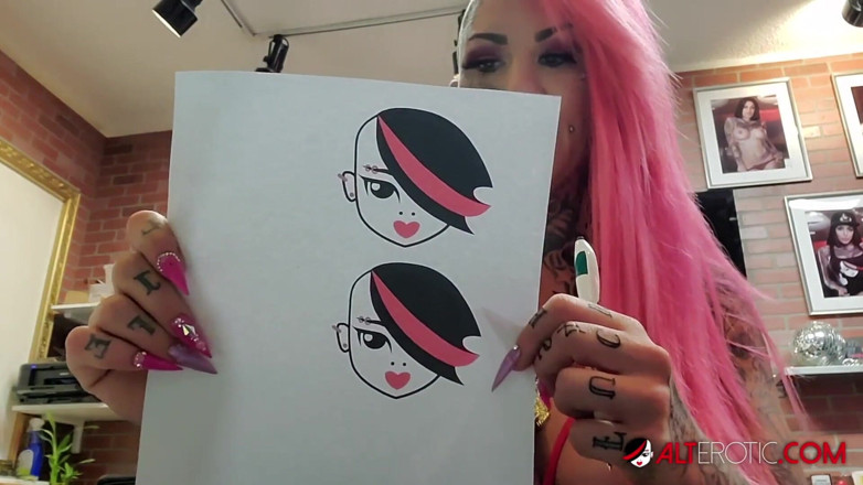 Alt Erotic: Evilyn Ink татуює себе перед мастурбацією