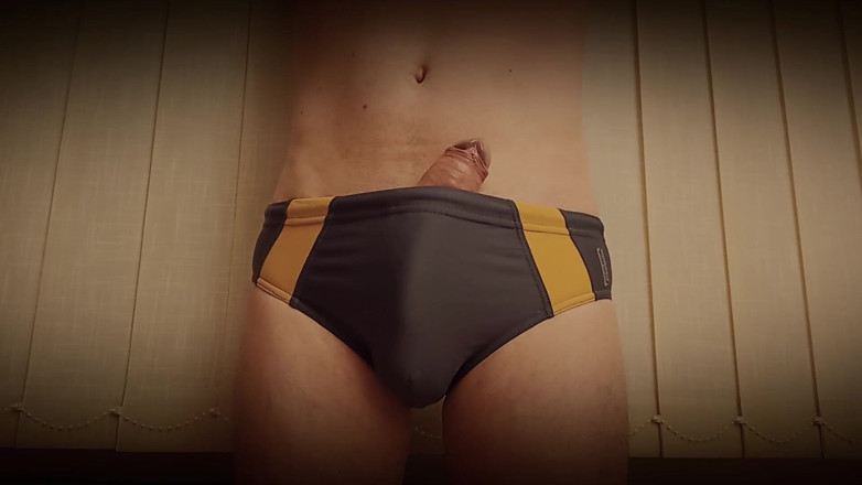 TheOldBigThing: स्विमिंग ट्रंक में बढ़ते हुए इरेक्शन