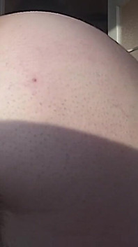 Memek berbulu cewek ini dientot habis-habisan sama kontol besar sampai lubangnya menganga lebar