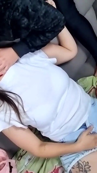 Kırmızı çilli kızı ve tatlı kız arkadaşını derinden öpüyor