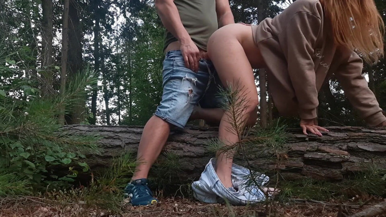 AnnaHomeMix: Ein fremder fickte mich doggystyle, nachdem ich ihn im wald...