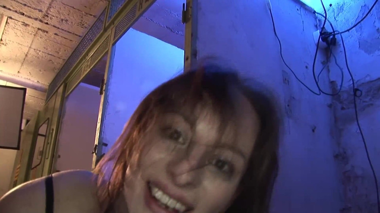 German amateur - 100% German hardcore videos: Brunetka dziwka przyzwyczaja się do dwóch grubych kutasów