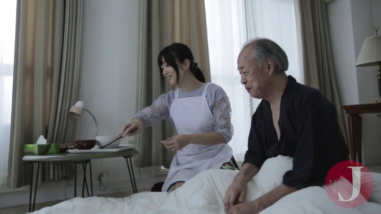 Asian happy ending: Sladká japonská služka saje ptáka starého muže