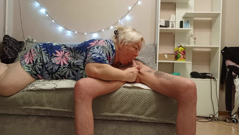 Zona901: Une voisine avale du sperme après une pipe profonde