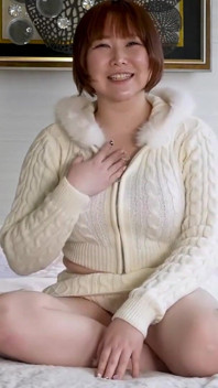 Țâțoasă I Cupa Frumusețea cu forme adoră muzica și se rătăcește într-un moment privat lovey dovey jucăuș