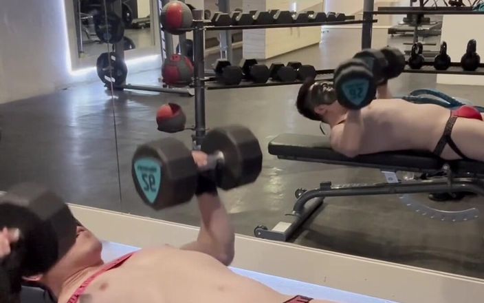 barenakedboy: Masturbándose en el banco del gimnasio