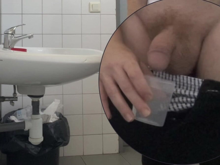 AmateurBoysPissing: Hastane tuvaletlerinde idrar örneği alan adam