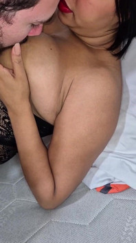 他操了我，把奶从我胸里吸出来，带着妻子离开，留下我一个人