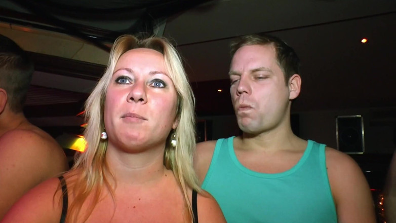 Gang Bang Germany: スウィンガークラブの乱交、ホットワイフたちがバウンドされ、激しくセックス