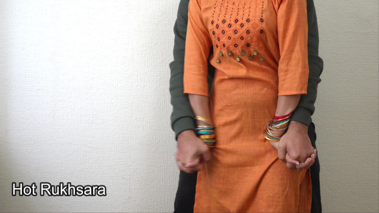hot_rukhsara: Indische hete Rukhsara neukte hardcore op zijn hondjes in een...
