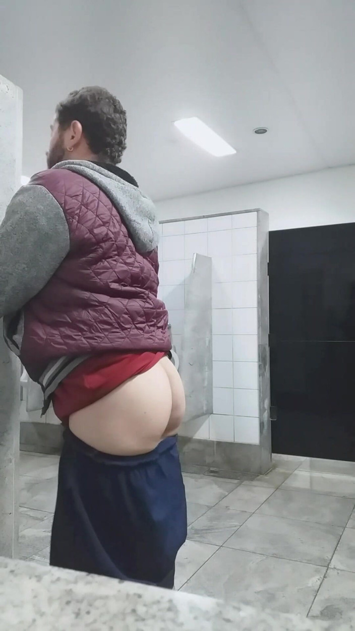 Marcosninfo: バス停のトイレで自慢し、通りすがりの人に見つかりそうになりました。