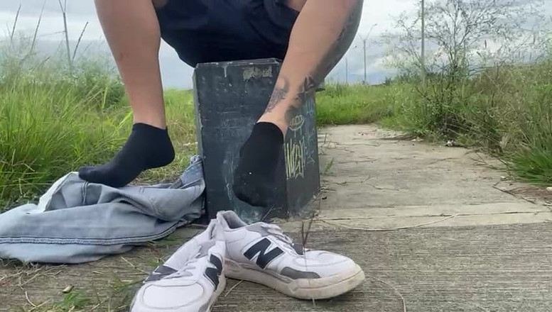 Mr Feet Colombia: Macho rời văn phòng và thay giày của mình để đi chơi...