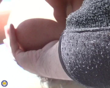 Mature NL: Gospodină amatoare olandeză care se joacă cu țâțele ei uriașe și se...