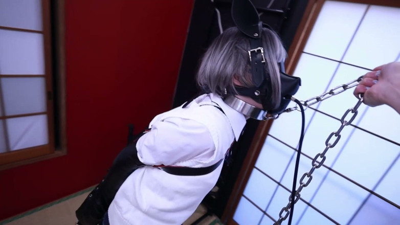 Aisan girl bondage: Bosá přítelkyně je připoutaná koženým oblečením a jedna ruka je...