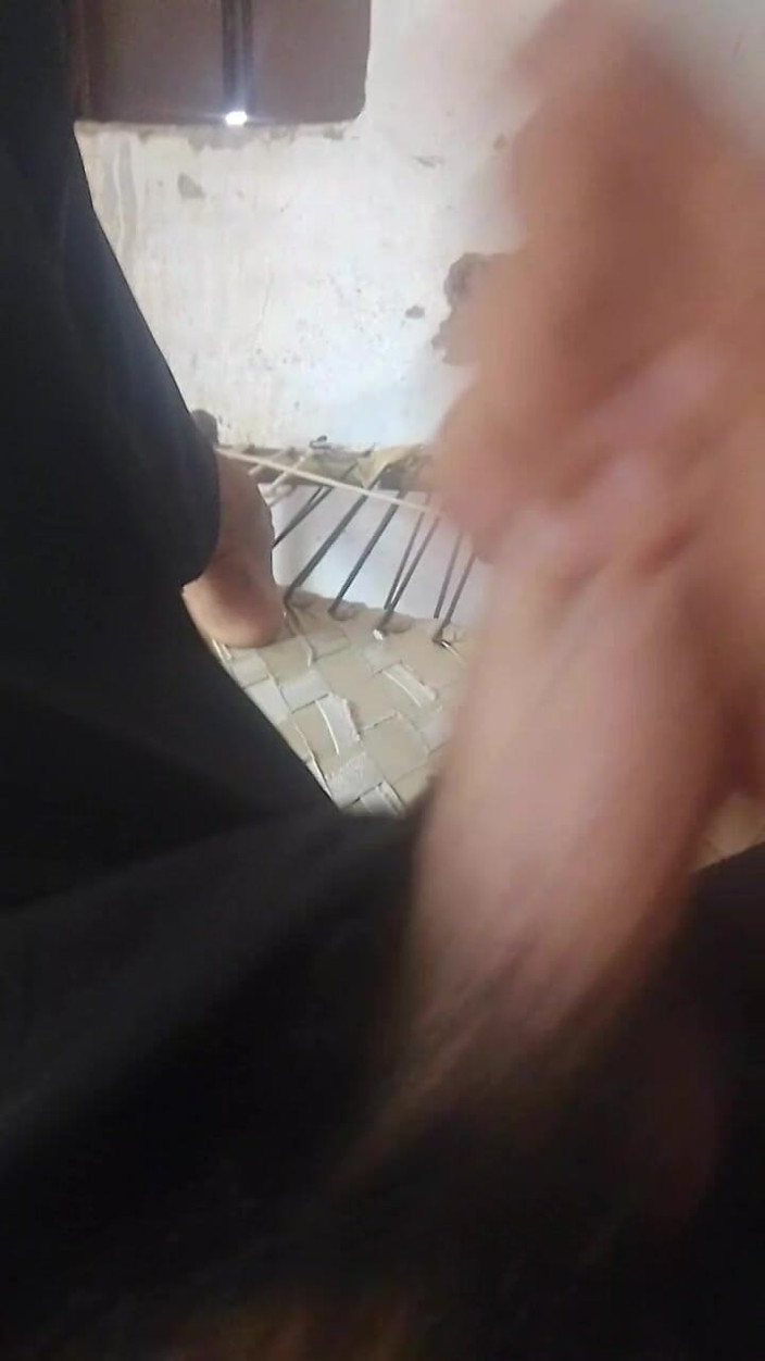 Bhagirth jaat: Mi masturbo in questo momento, scuotendo energicamente il mio pene,...