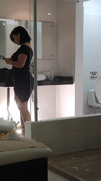 Une vieille fait un massage avec fin heureuse